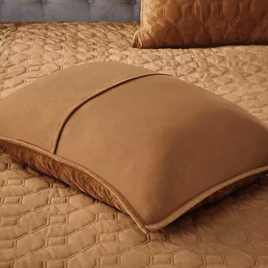 Madison Park Emery 3-Piece Velvet Quilt Set With Shams 4 Madison Park Emery 3-Piece Velvet Quilt Set With Shams - Image 4